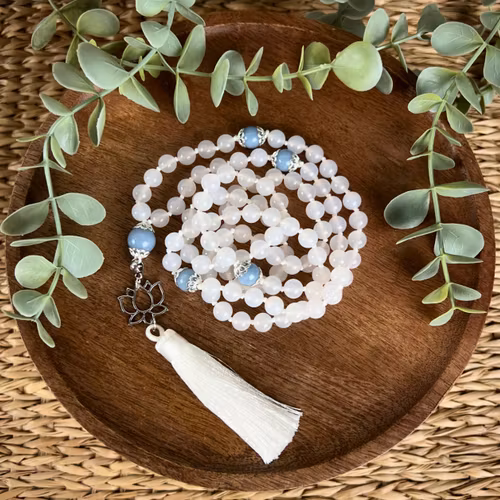 Mala halsband (handknutet) Vit kalcedon & Angelit