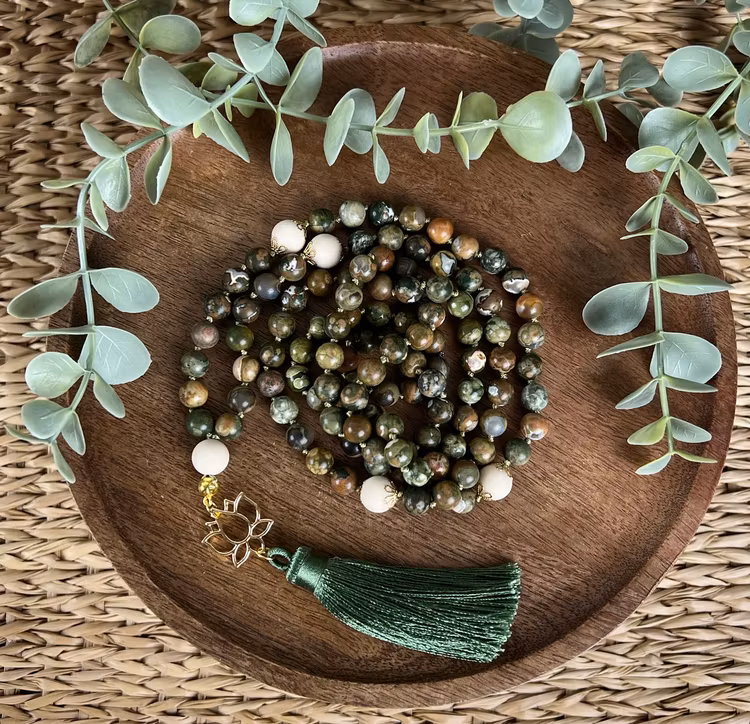 Mala halsband (handknutet) Rhyolit & Vit matt jaspis