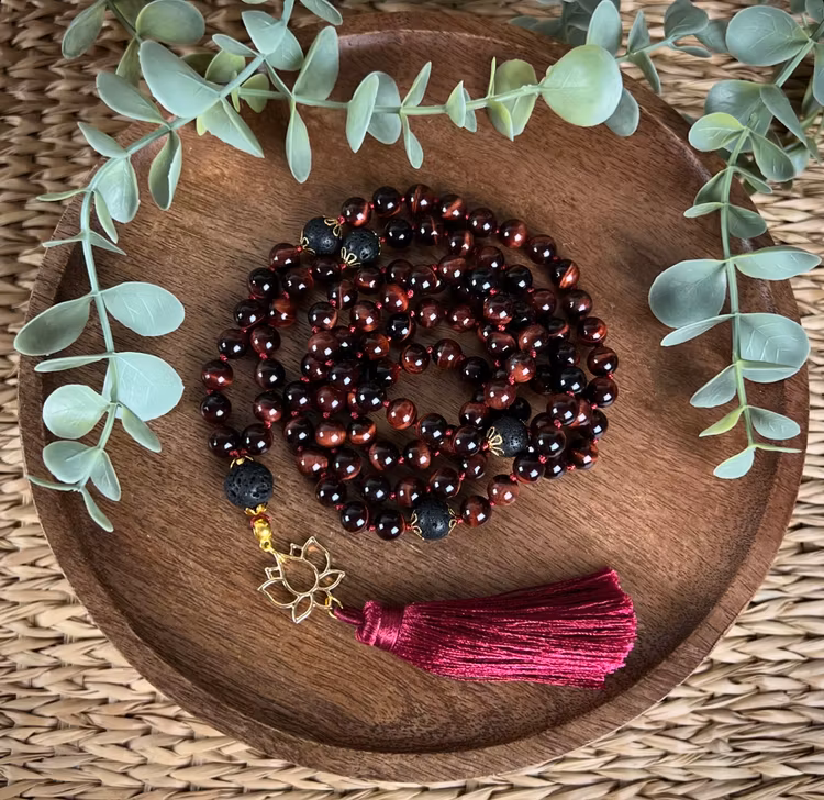Mala halsband (handknutet) Oxöga & Lavasten