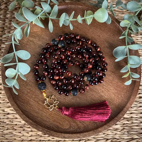 Mala halsband (handknutet) Oxöga & Lavasten