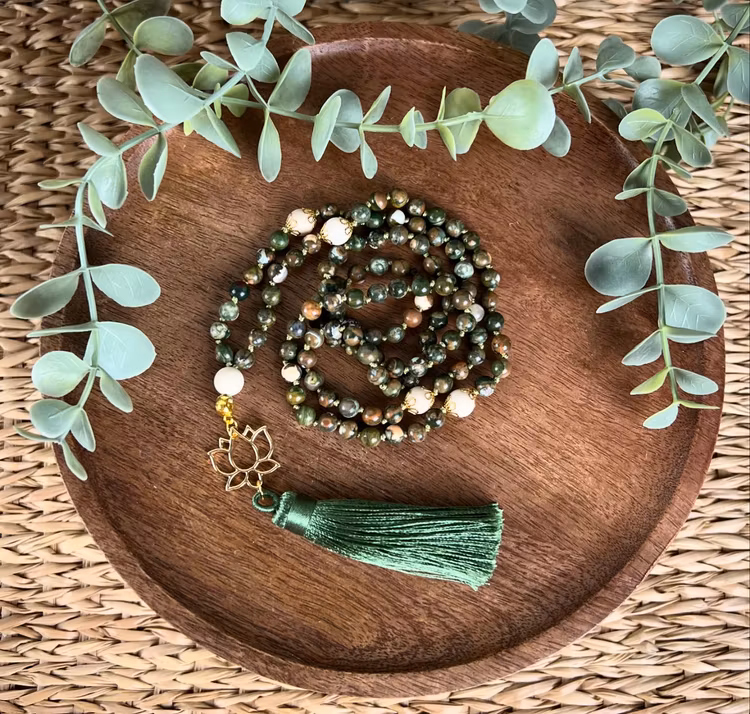 Mala halsband (handknutet) Rhyolit & Vit matt jaspis