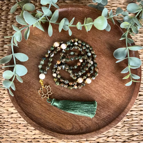 Mala halsband (handknutet) Rhyolit & Vit matt jaspis