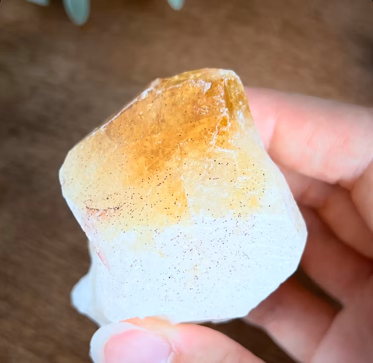 ”Citrin” (upphettad ametist) rå spets/rå bit E