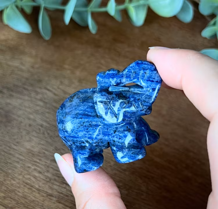 Sodalit Elefant carving B