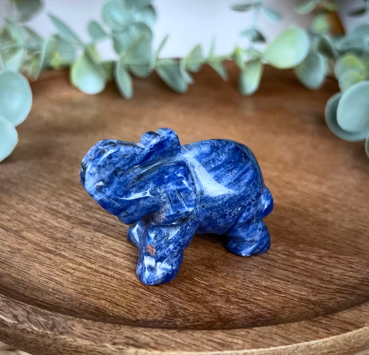 Sodalit Elefant carving B