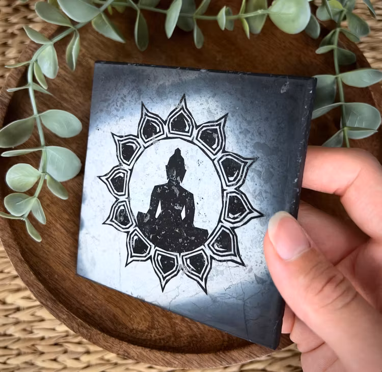 Shungit platta med utsirad Buddha
