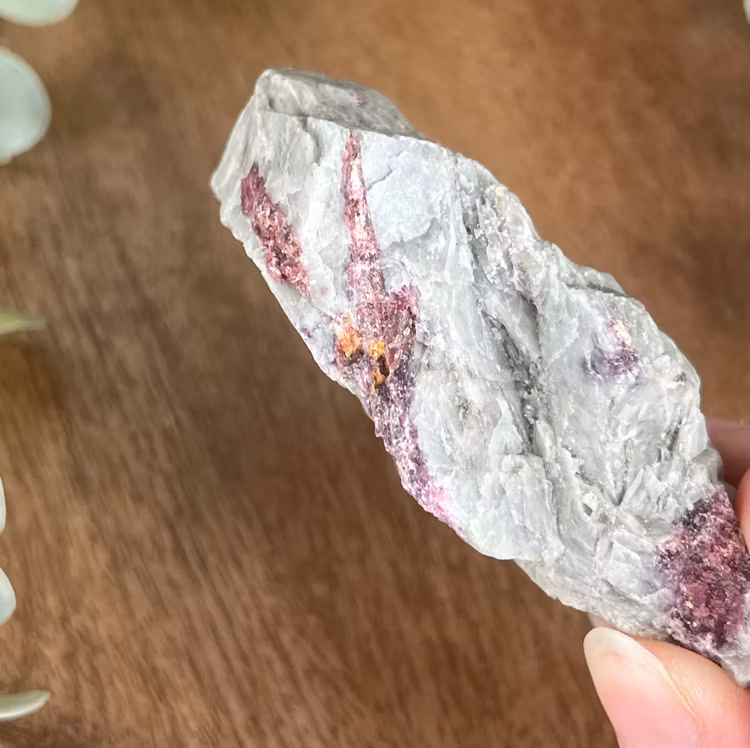 Blå Albit med Rosa Turmalin, Lepidolit & Hematit A