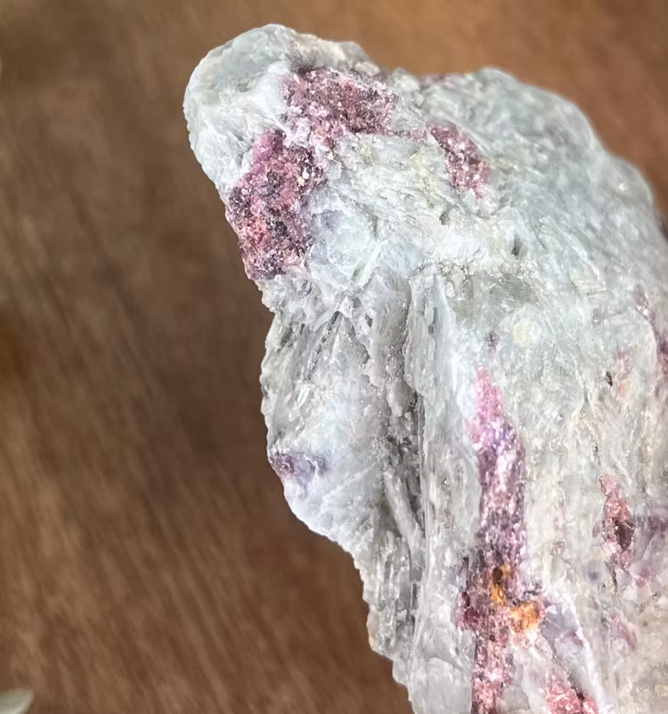 Blå Albit med Rosa Turmalin, Lepidolit & Hematit A