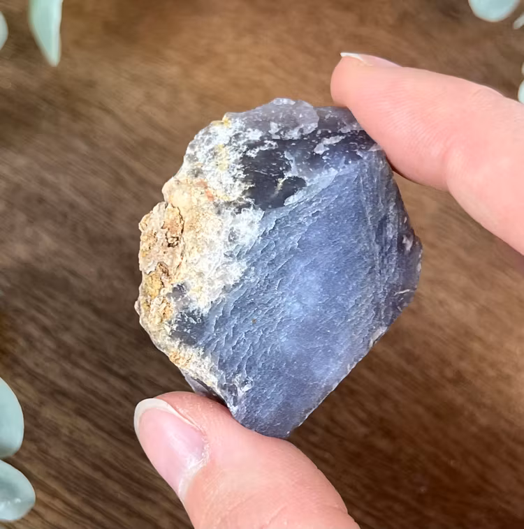 Violett Kalcedon rå bit A