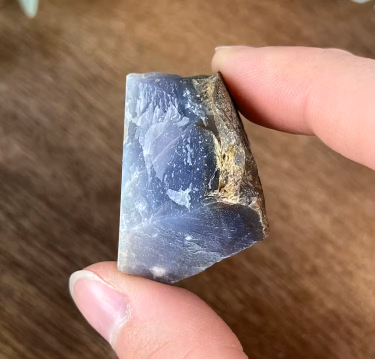 Violett Kalcedon rå bit D