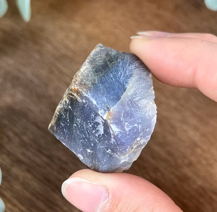 Violett Kalcedon rå bit D