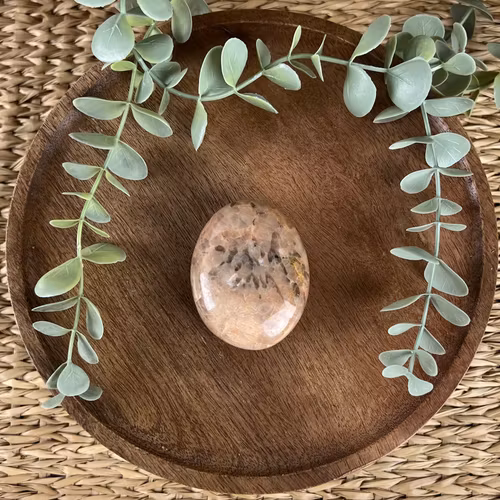 Persikomånsten meditationssten (handsten) D