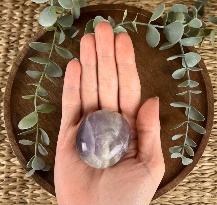 Bandad Ametist meditationssten (handsten)