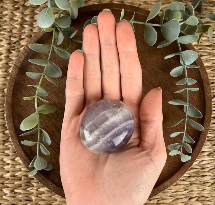 Bandad Ametist meditationssten (handsten)