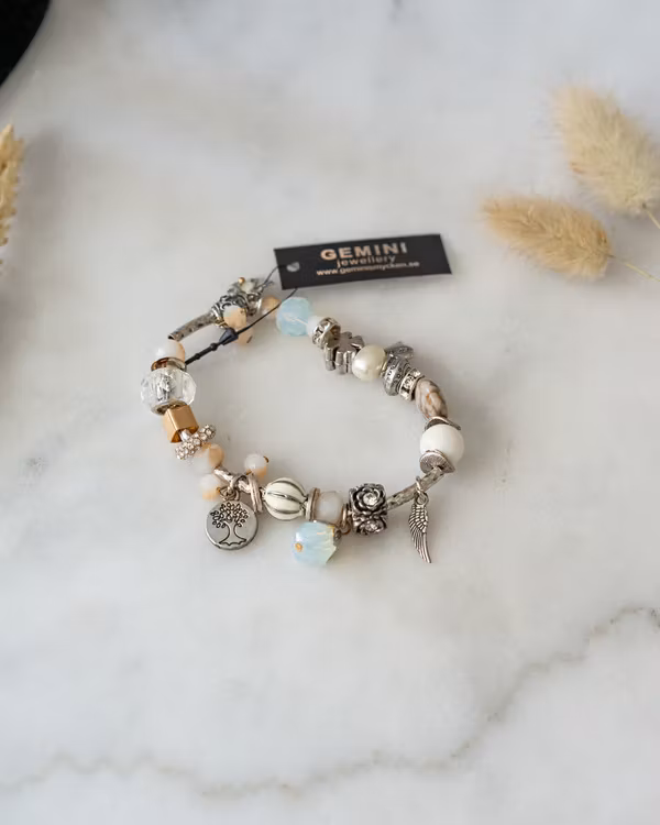 Armband med lite medaljonger