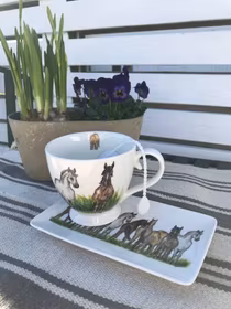Kopp och fat med hästmotiv