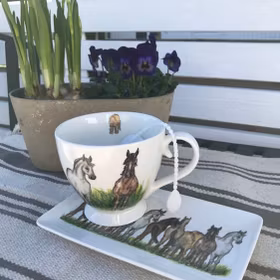 Kopp och fat med hästmotiv