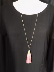 Halsband Långt med rosa tofs