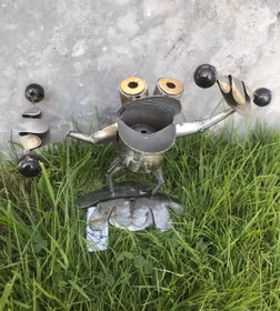 Tränande Grodor i hamrad plåt, hantlar