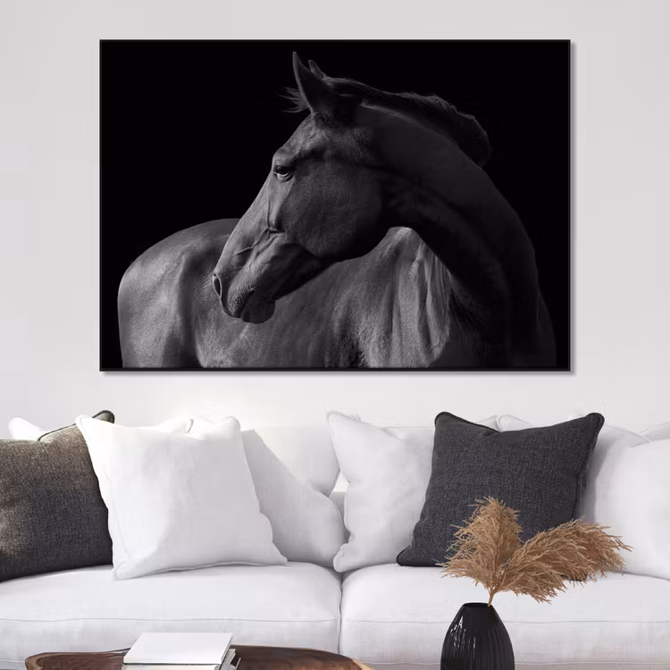 Tavla med fotograferad häst i svartvitt. Fotograferat av Insplendor studio i Sverige.