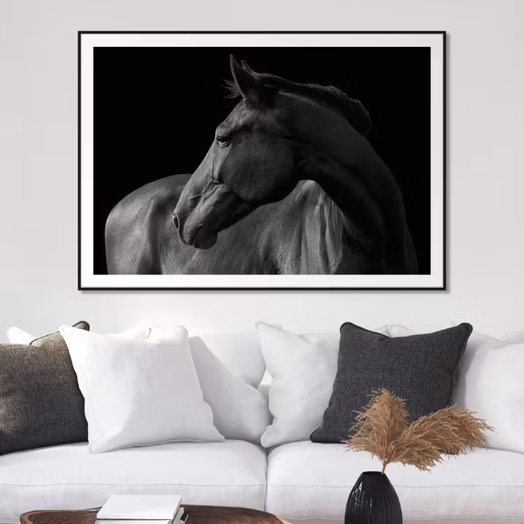 Tavla med fotograferad häst i svartvitt med bård. Fotograferat av Insplendor studio i Sverige.