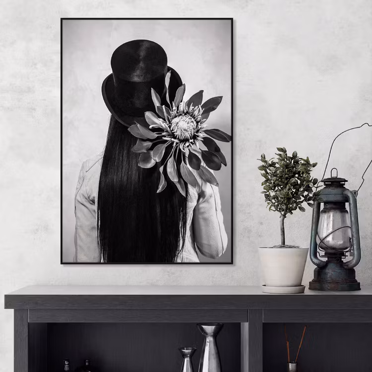 Tavla med kvinna i hög hatt, foto Insplendor Art Studio.