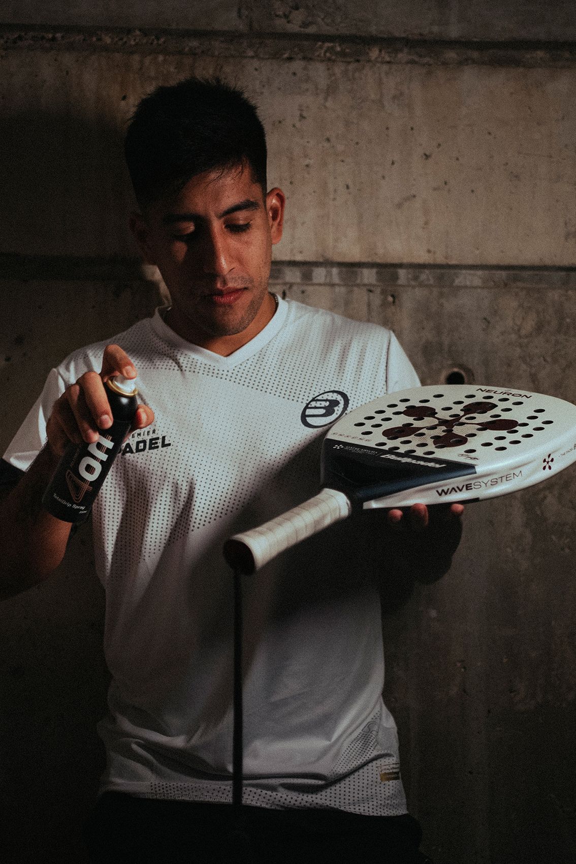 Pro padel player Federico Chingotto spraying 4on Total Grip on his racket for an optimized grip.