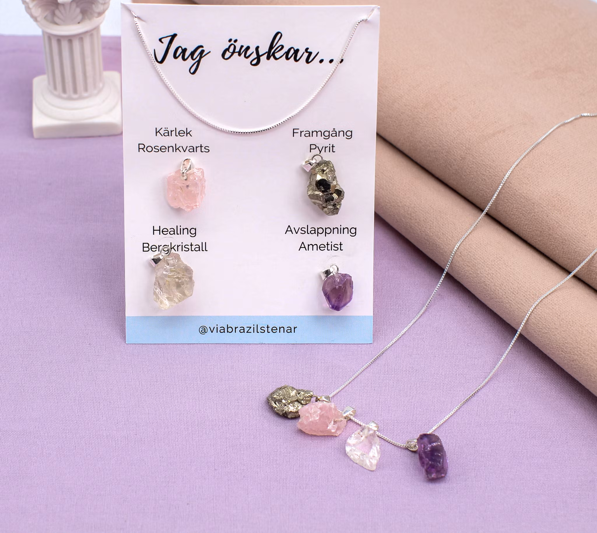 Halsband med fyra hängen