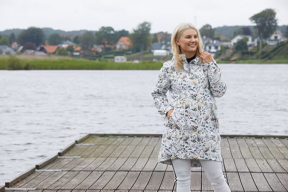 Regnjacka med hätta