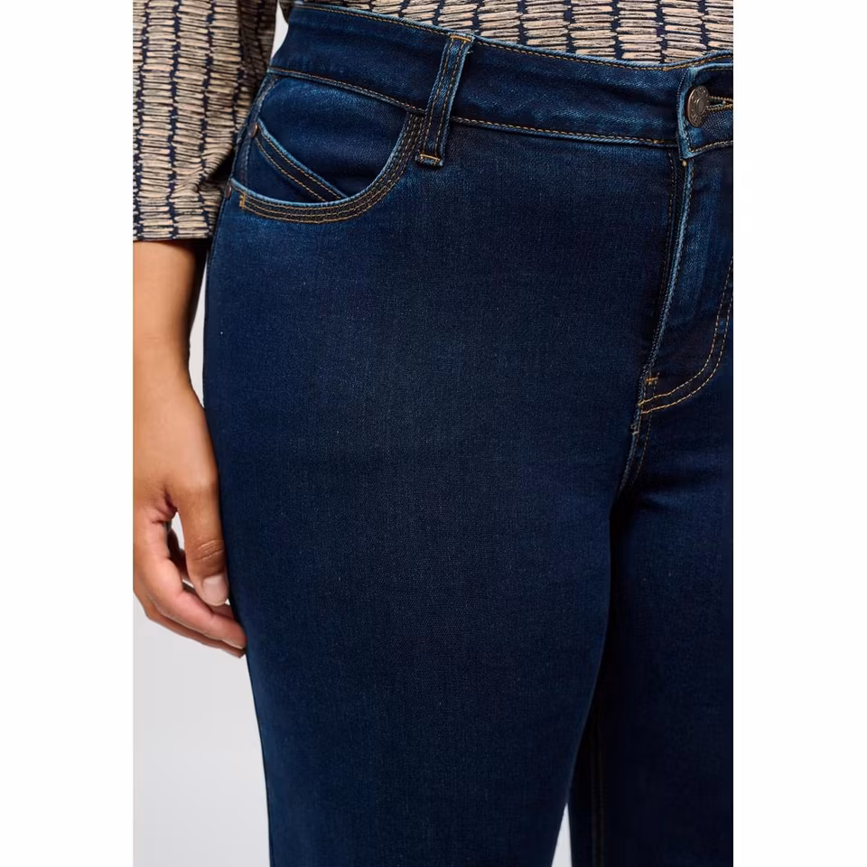 Jeans i mörk denim (44, 54, 56 KVAR)