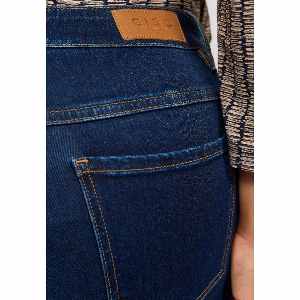 Jeans i mörk denim (44, 54, 56 KVAR)