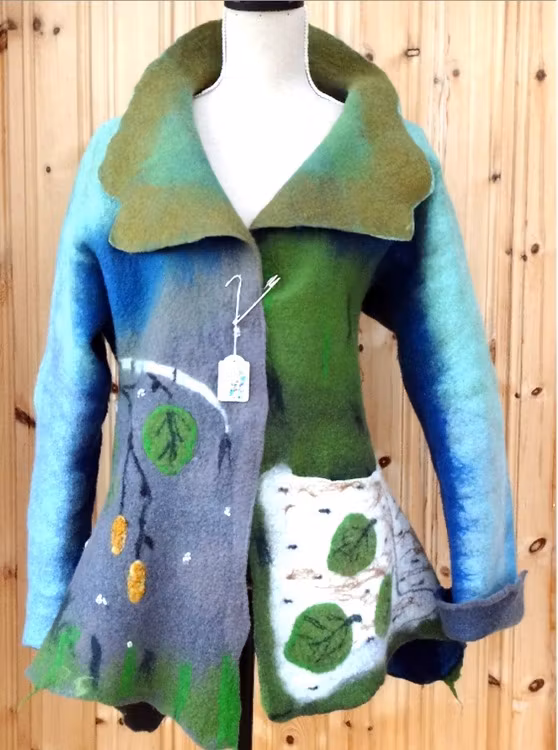 Handtovade konstjacka Björkar