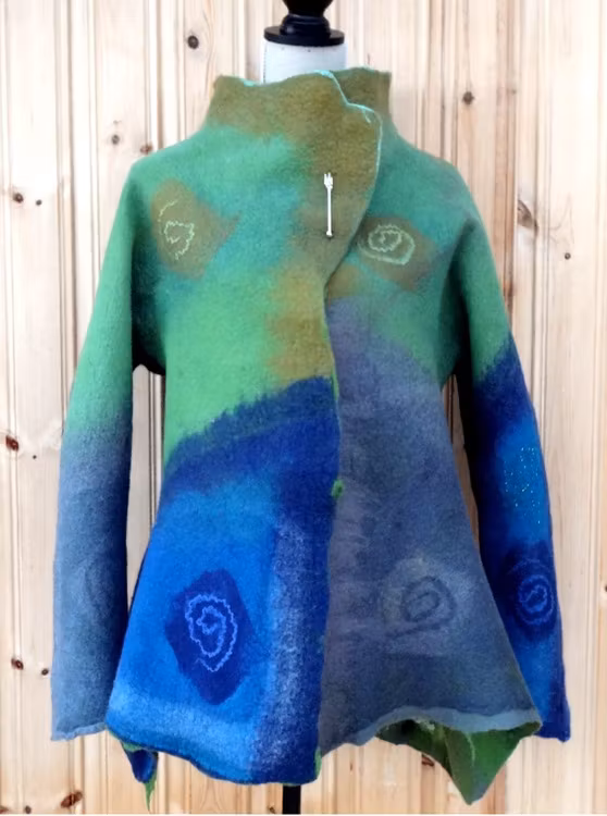 Handtovade konstjacka Björkar