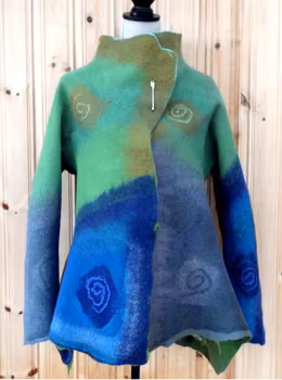 Handtovade konstjacka Björkar