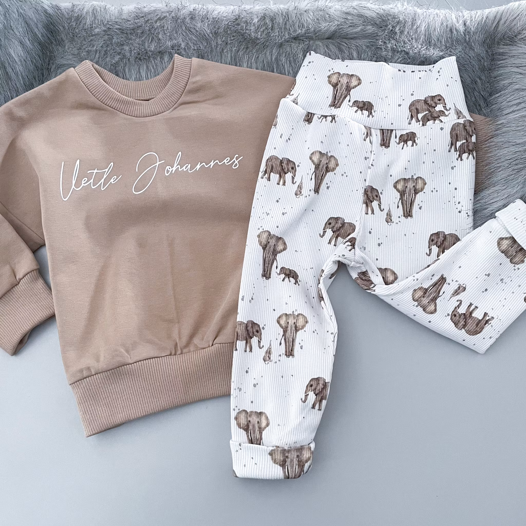 Genser i Nude + Bukse Elefant