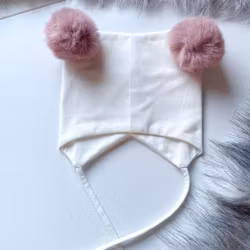 Lue med rosa dusker/navn