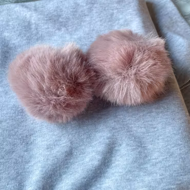 Lue med rosa dusker/navn