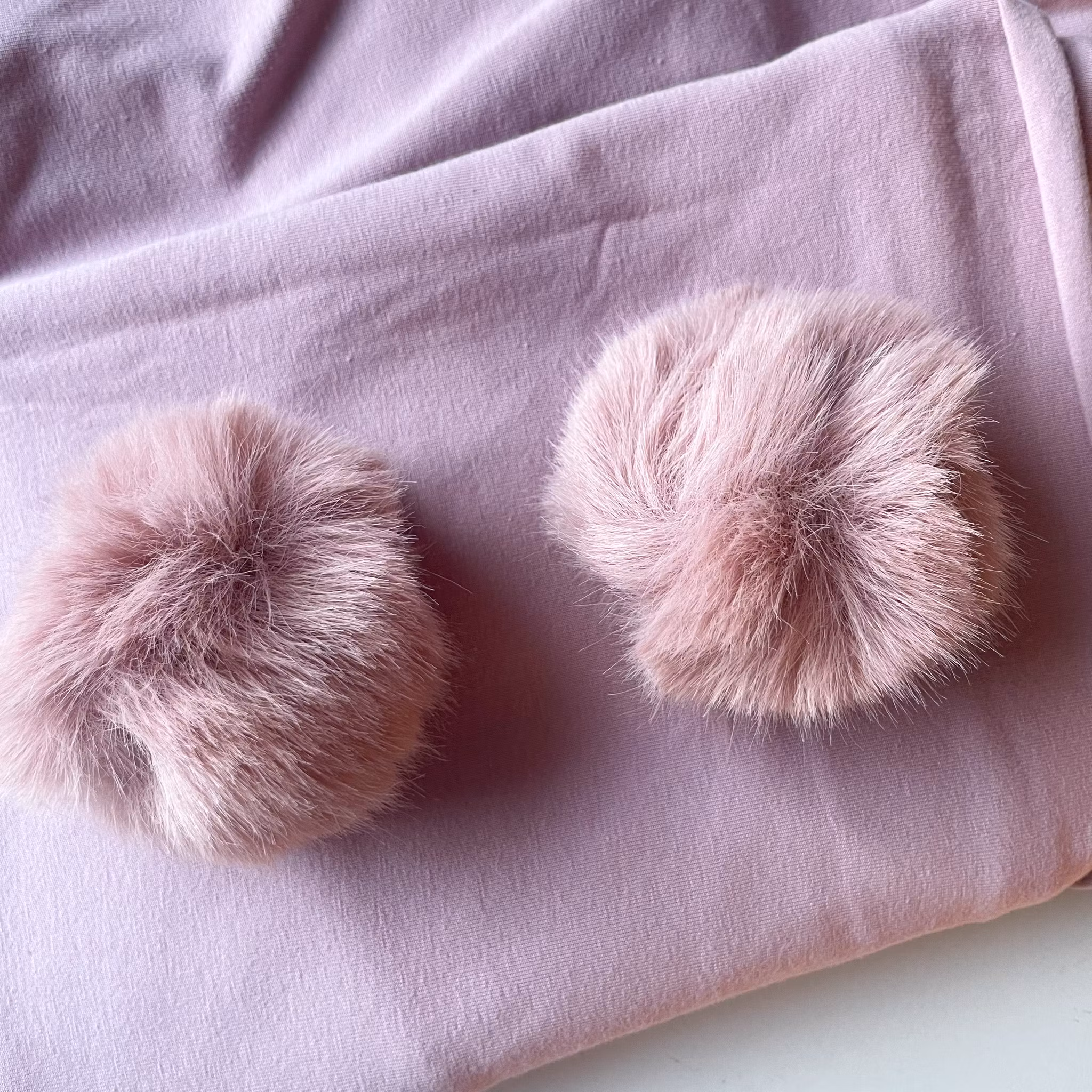 Lue med rosa dusker/navn