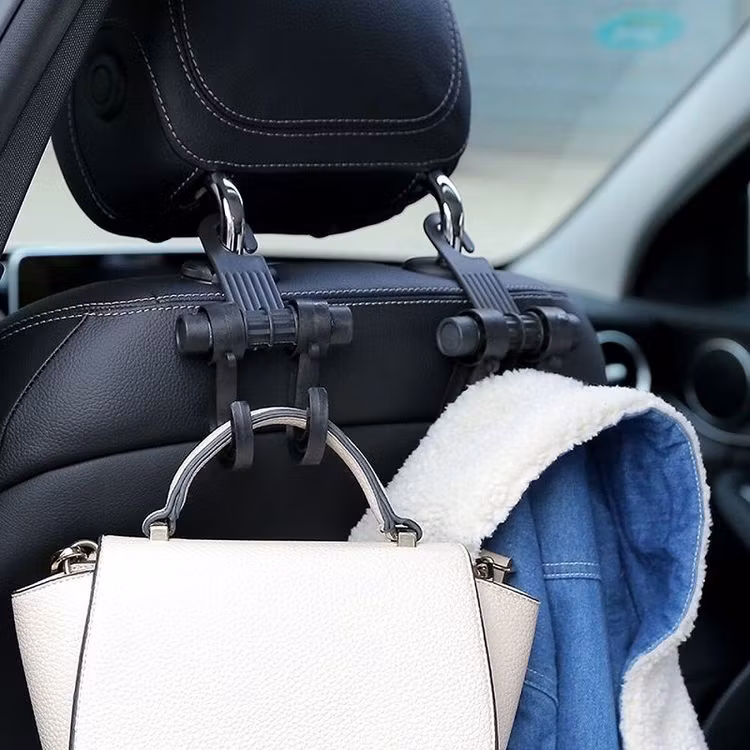 Krok för bilsäte med plats för både jackan och väskan