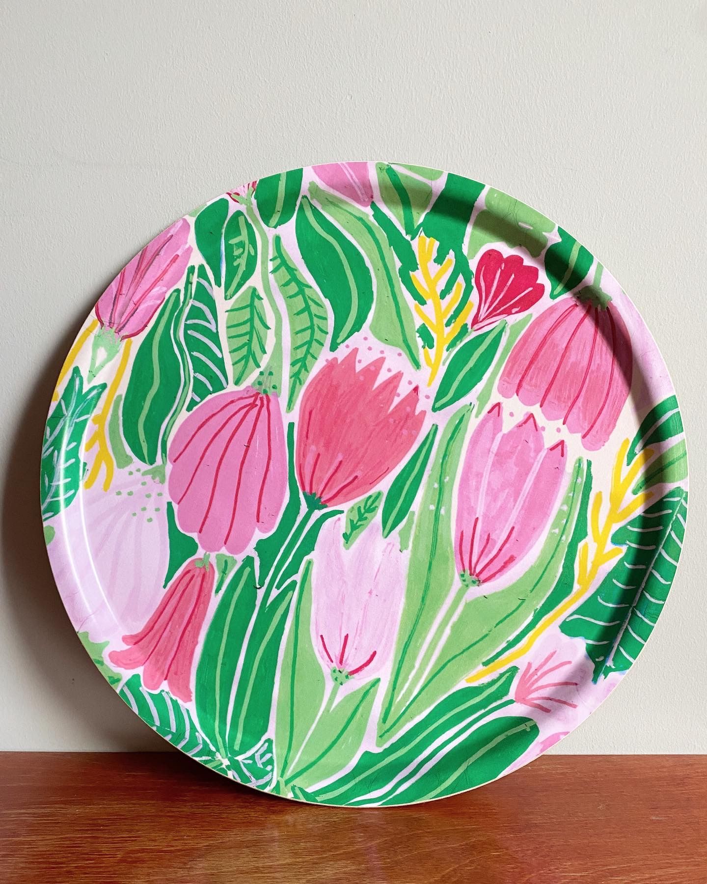 Bricka - July Forever 38 cm av Jessica Jämting