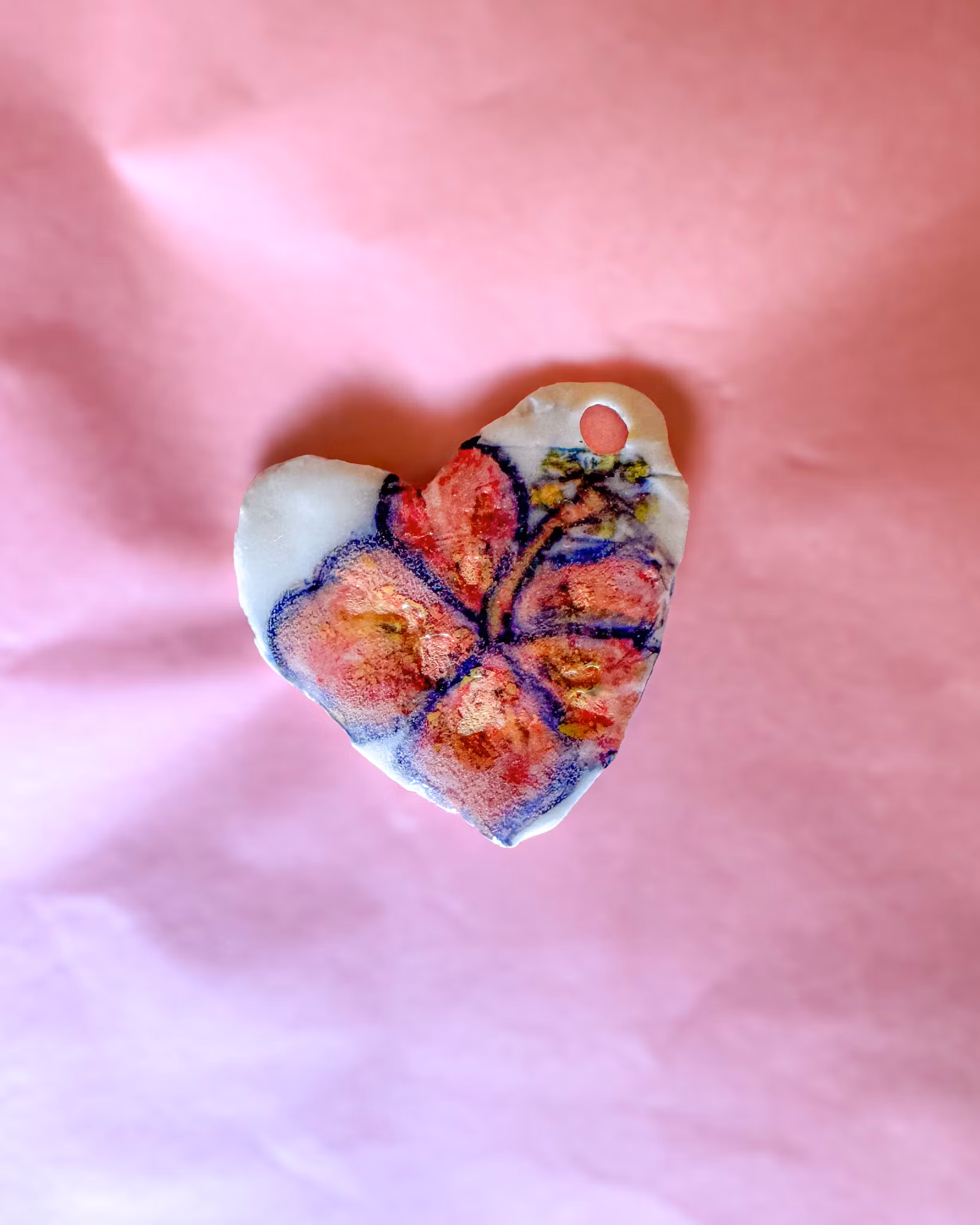 Delfin + Hibiskus = Zara Larsson-inspirerad handgjord berlock i Porslin av Jessica Jämting