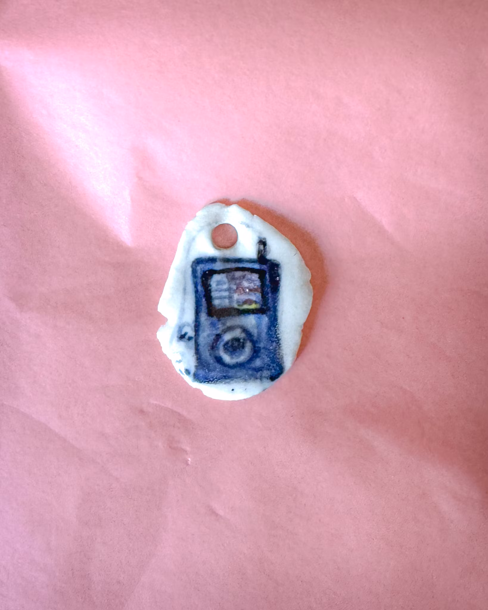 Ipod + 2007 hörlur = Zara Larsson-inspirerad handgjord berlock i Porslin av Jessica Jämting