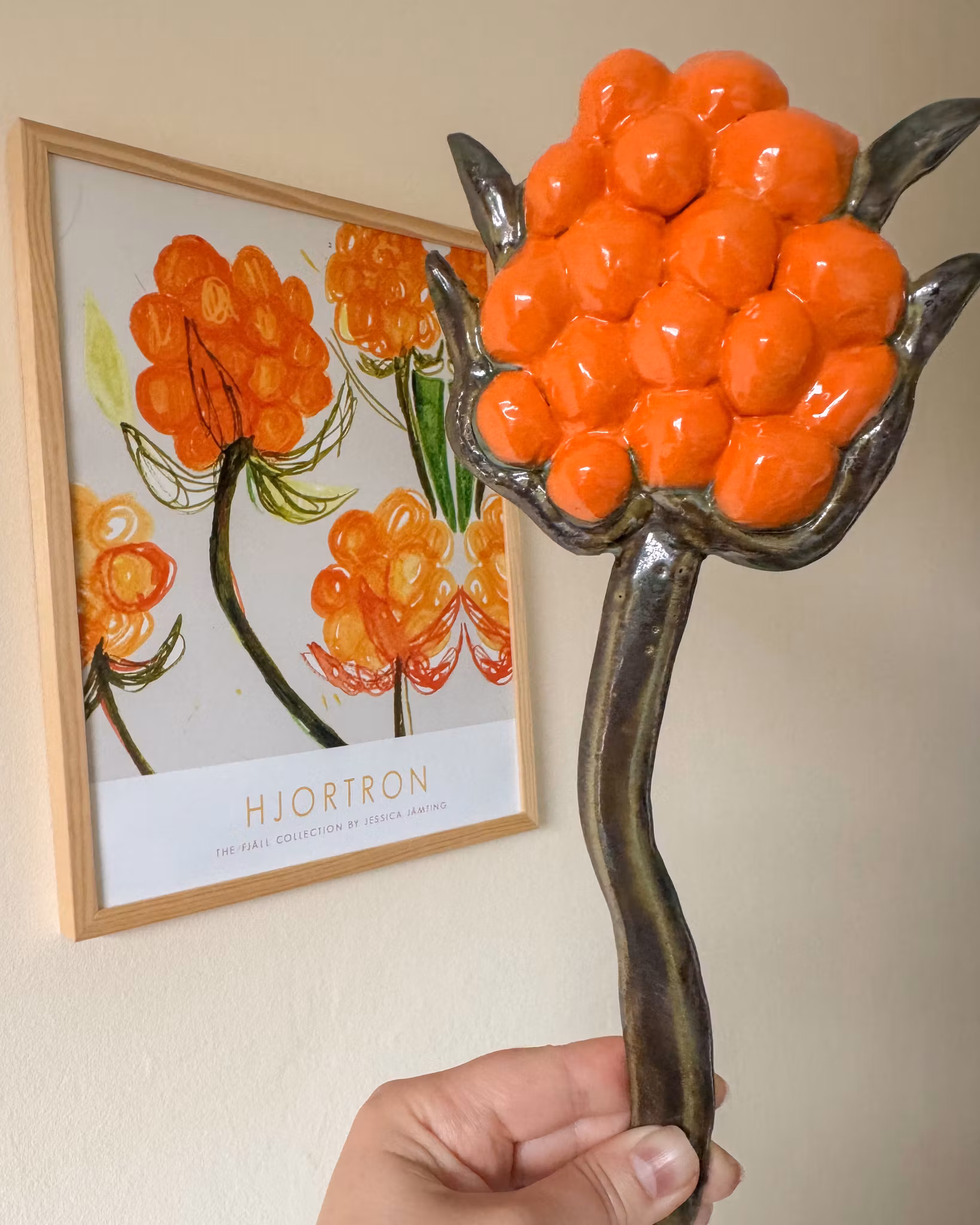 Hjortron - Väggskulptur i stengodslera av Jessica Jämting