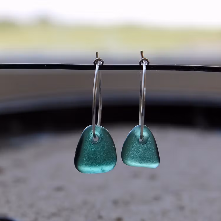 Small Loop Sparkling Green örhängen