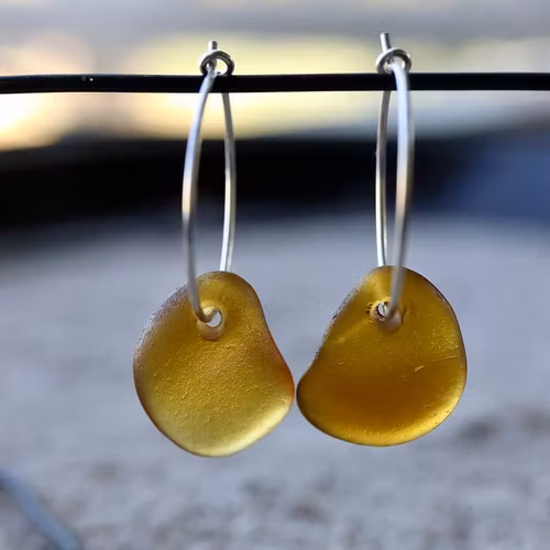 Small Loop Sunny Brown örhängen