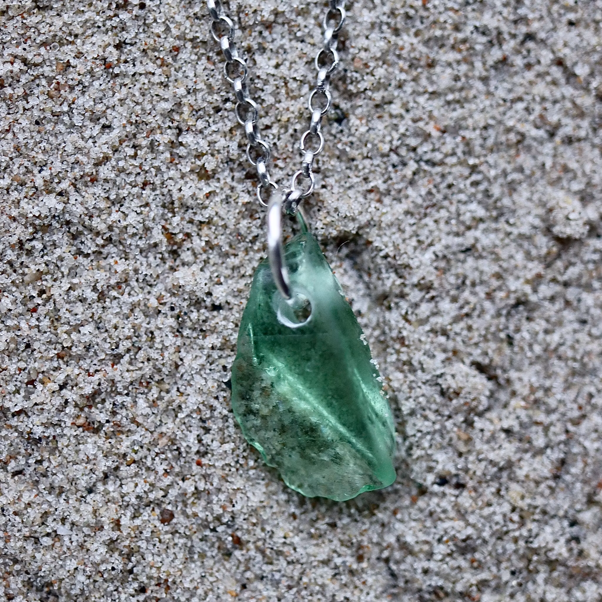 Fragile And Strong halsband