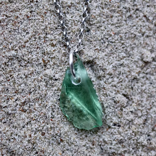 Fragile And Strong halsband