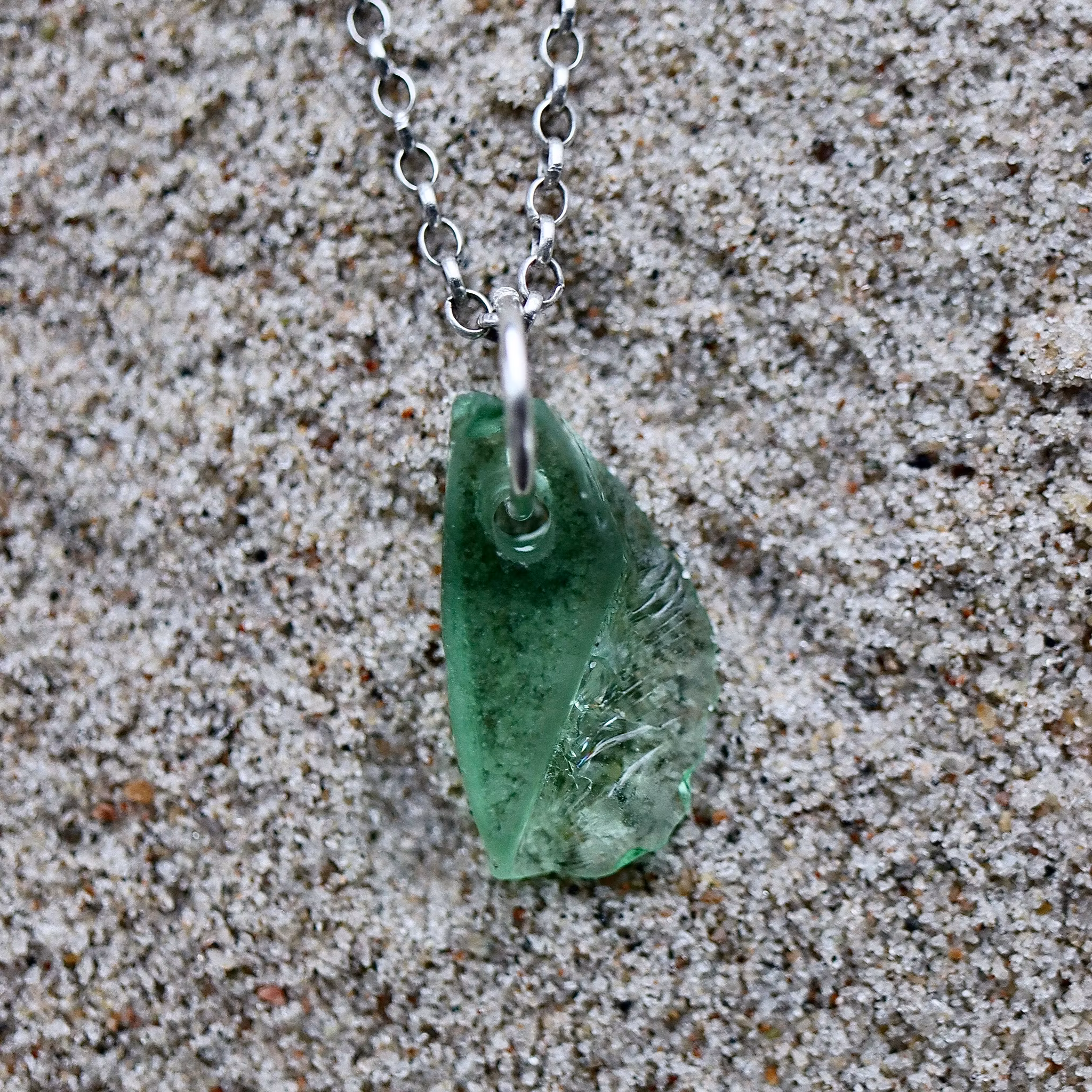 Fragile And Strong halsband