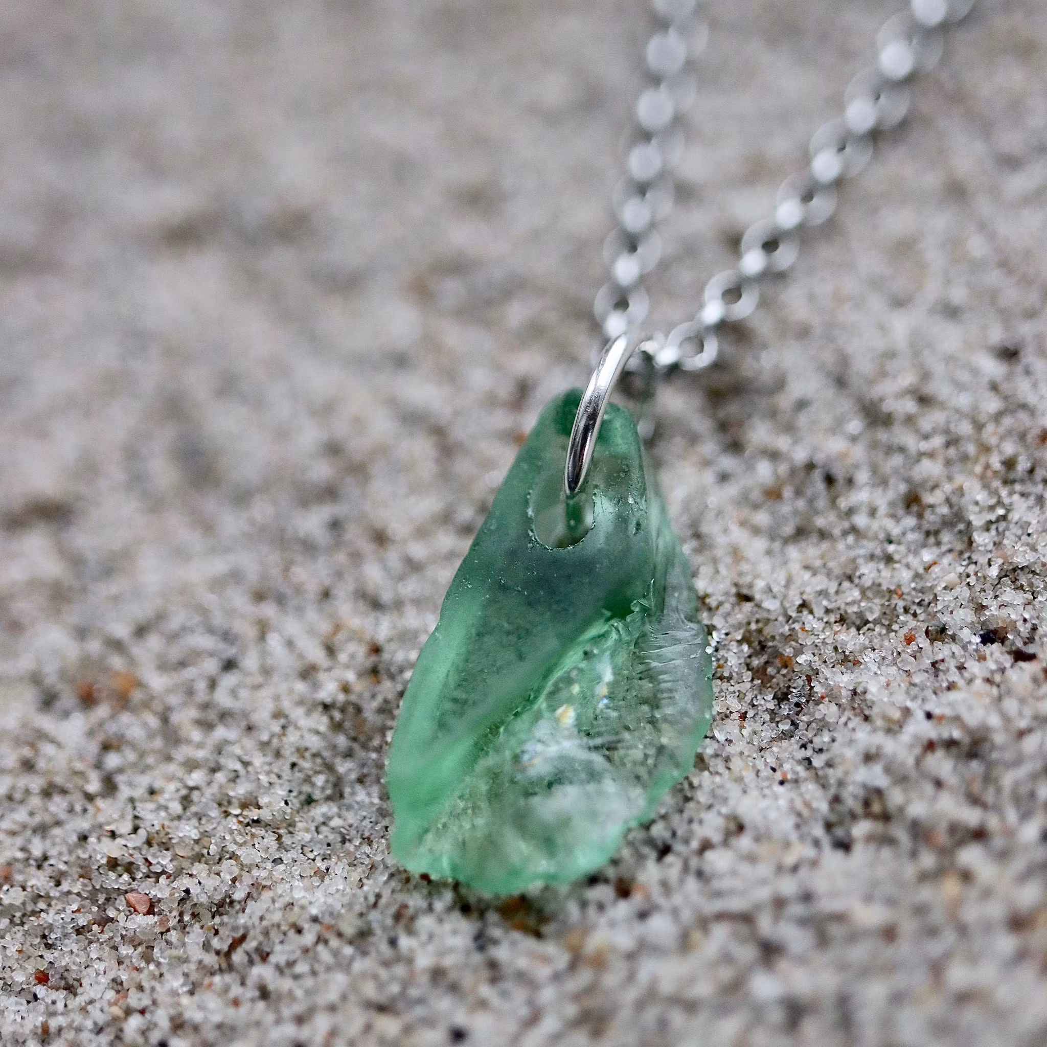 Fragile And Strong halsband