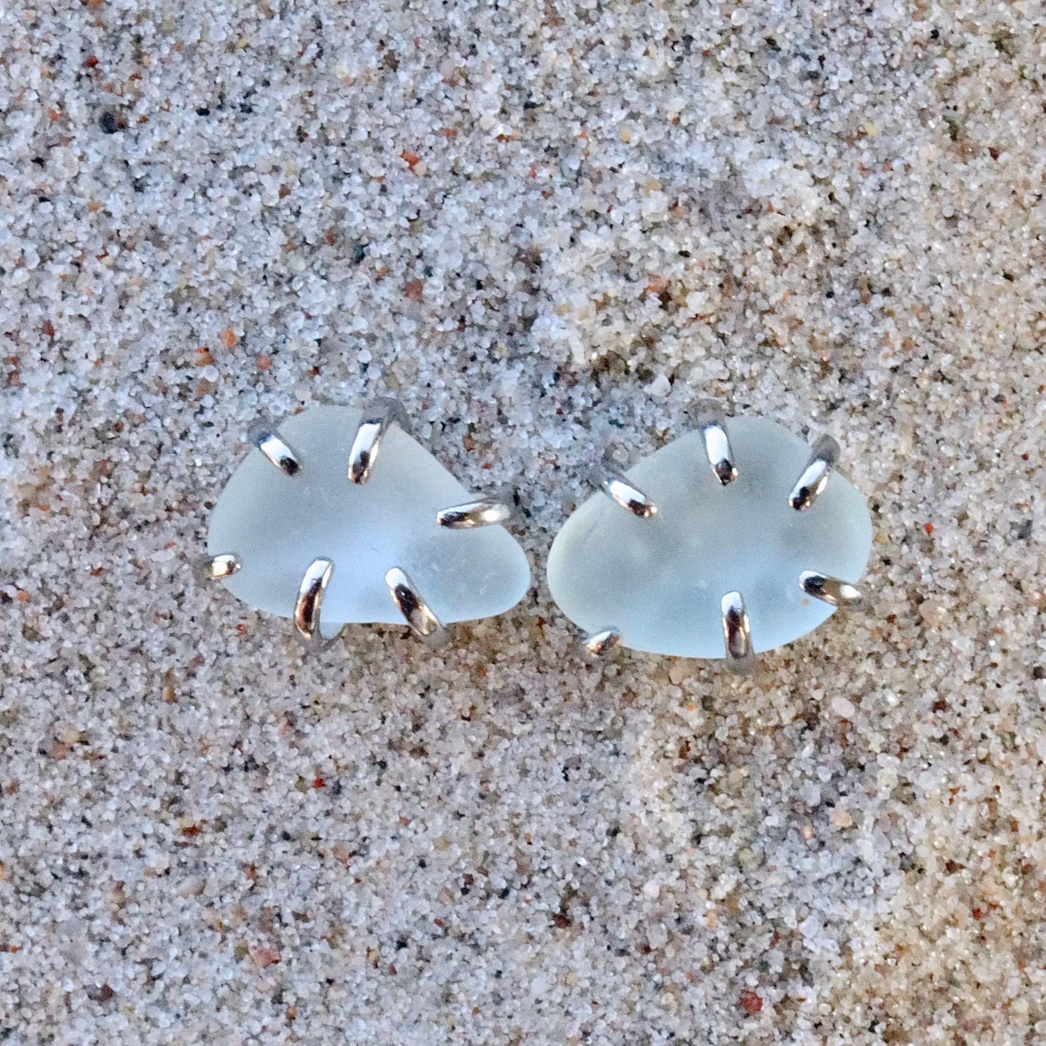 Icy White stiftörhängen